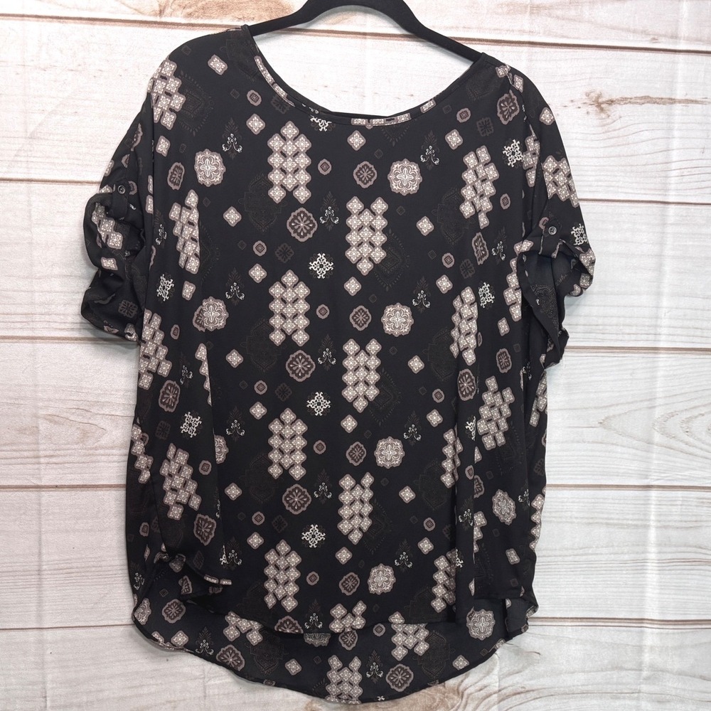 Maurices Womens 1X Black Geometric Medallion Print Short Sleeve Zipper Back Top